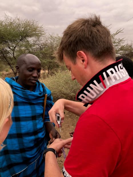 Der Maasai mit schweizer Sackmesser